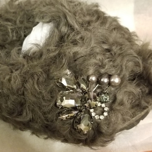 Movie's Shearling Rhinestone Brooch Flat Cozy Sandals Gray Size 8 - Picture 5 of 8